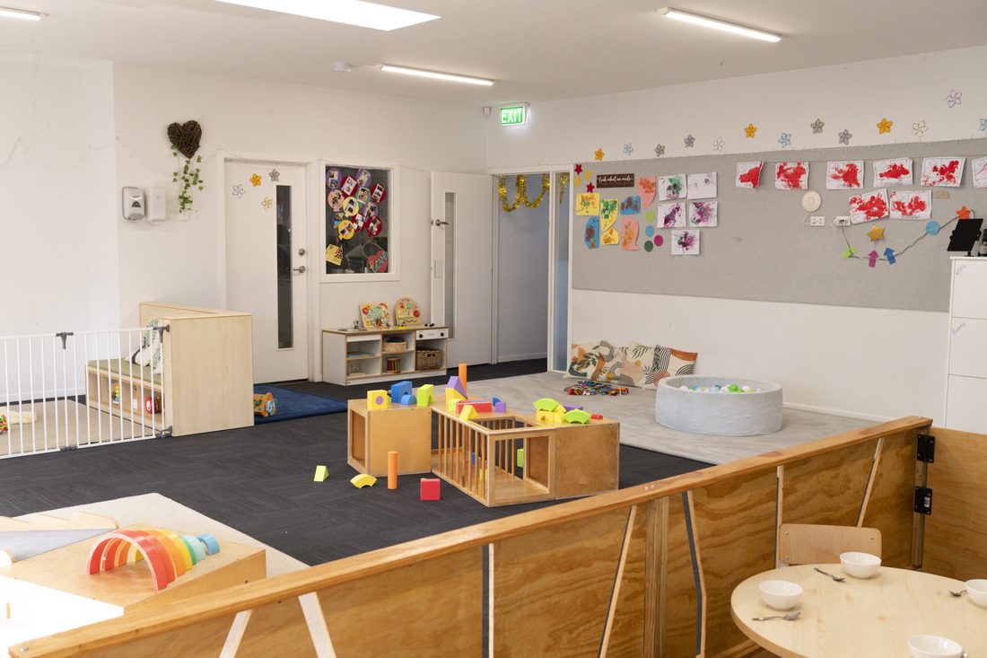Soft carpet play space with ball pit in the Nest room